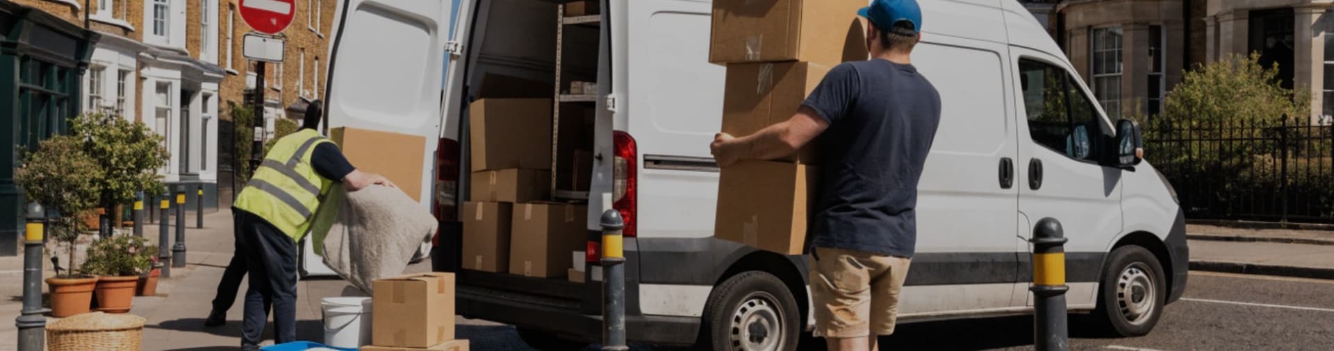 Pracownik przeprowadzkowy pakuje rzeczy